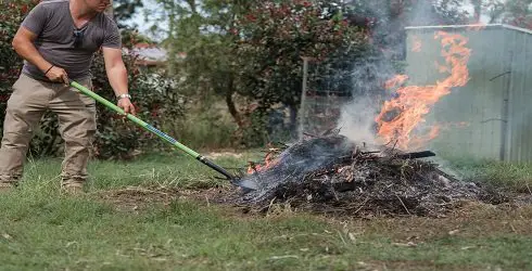 Brûler les déchets verts dans le jardin : que dit la loi ?