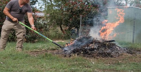 Brûler les déchets verts dans le jardin : que dit la loi ?