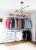 fabriquer-son-dressing-sur-mesure-chambre-à-coucher-blanche-dressing-avec-étagères-murames-boîtes-de-rangement-et-tringles-corbeilles-de-rangement.jpg