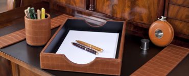 Un bureau en bois luxueux avec des stylos et un tiroir dessus