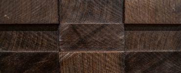 Zoom sur la texture des planches de bois empilées les unes sur les autres