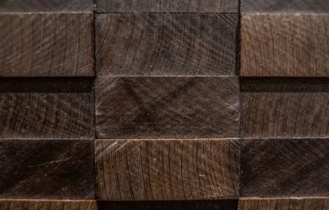 Zoom sur la texture des planches de bois empilées les unes sur les autres