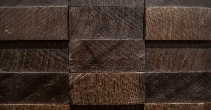 Zoom sur la texture des planches de bois empilées les unes sur les autres