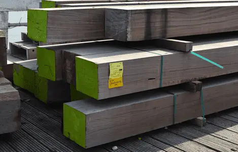 Bois de construction massifs empilés