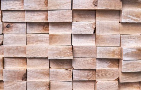 Une pile de planches de bouleau bien organisée