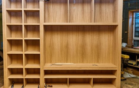 Une armoire en chêne avec plusieurs compartiments