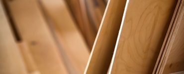 Plusieurs feuilles de contreplaqué entreposées