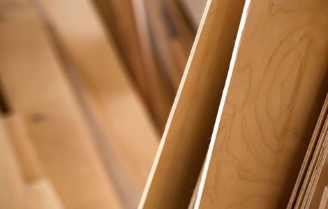 Plusieurs feuilles de contreplaqué entreposées