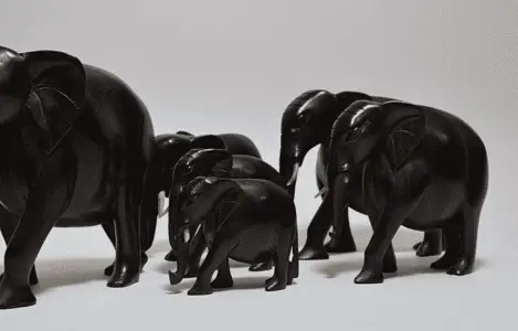 Un troupeau d'éléphants réalisé en bois d'ébène