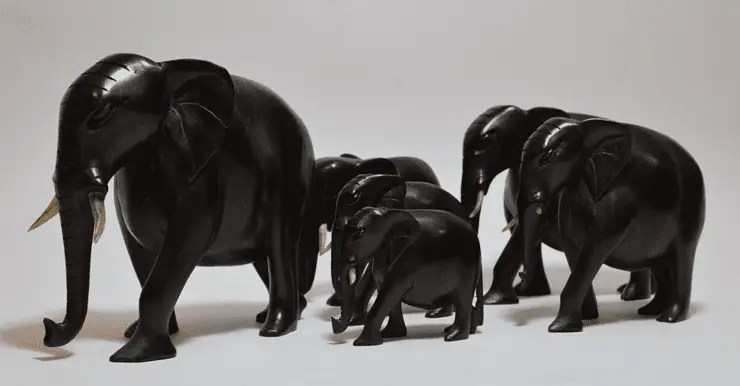 Un troupeau d'éléphants réalisé en bois d'ébène