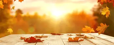 Feuilles d'érable d'automne tombant sur une table en bois