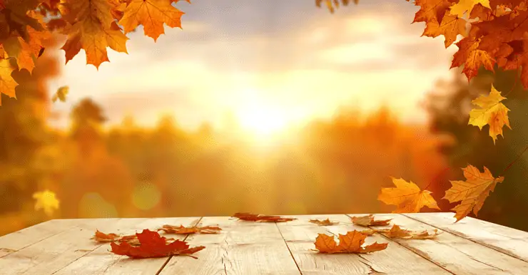 Feuilles d'érable d'automne tombant sur une table en bois