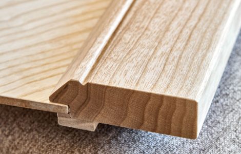 Zoom sur les détails d'assemblage d'un mobilier en placage clair et bois de frêne
