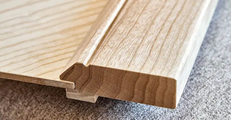 Zoom sur les détails d'assemblage d'un mobilier en placage clair et bois de frêne