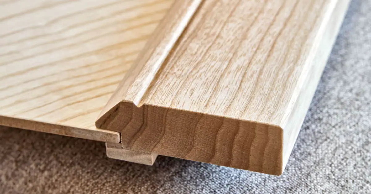 Zoom sur les détails d'assemblage d'un mobilier en placage clair et bois de frêne