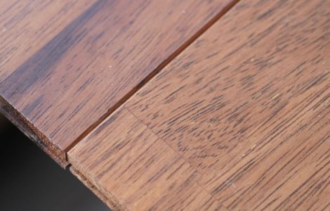 Zoom sur la structure d'un panneau de bois foncé