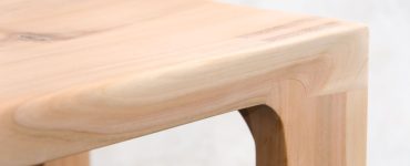 Zoom sur un tabouret en bois de cerisier non traité