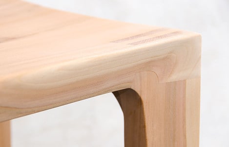 Zoom sur un tabouret en bois de cerisier non traité