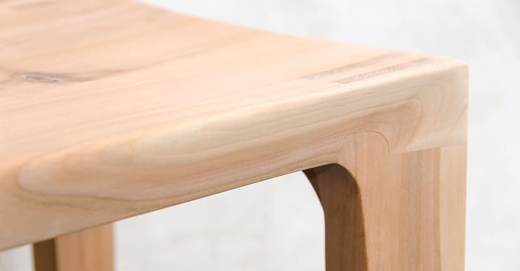 Zoom sur un tabouret en bois de cerisier non traité