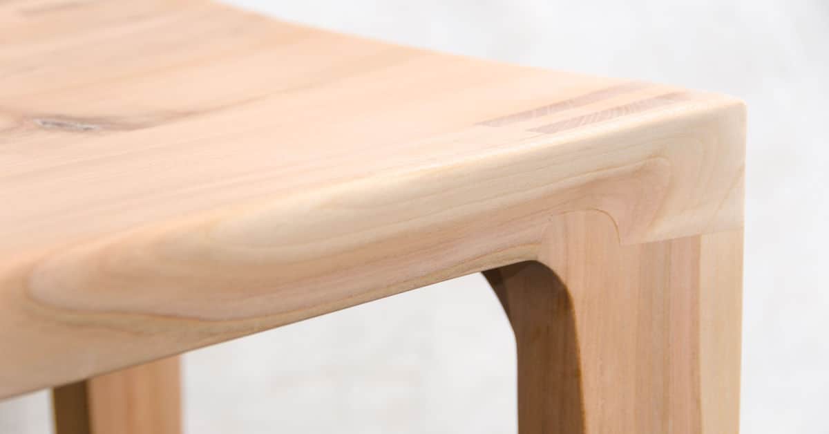 Zoom sur un tabouret en bois de cerisier non traité