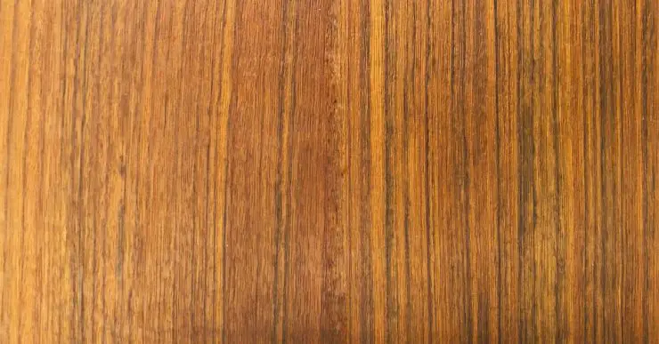 Zoom sur la structure d'un panneau de bois avec un motif rayé et brillant