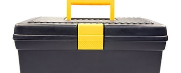 Une boîte à outils noire et jaune