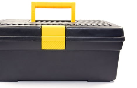 Une boîte à outils noire et jaune