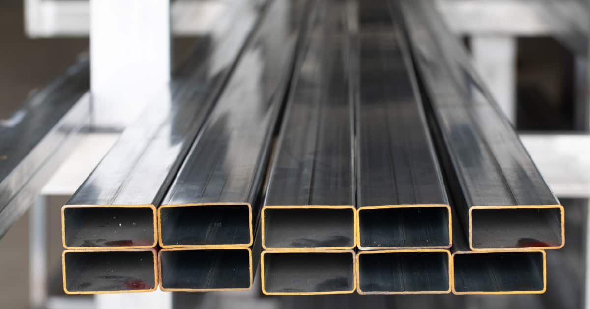 Des tubes rectangles en acier empilées dans un atelier