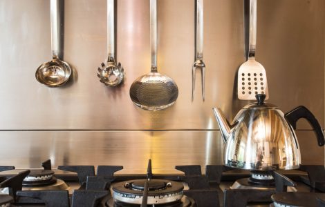 Une casserole en acier inoxydable remplie d'eau sur une cuisinière à gaz