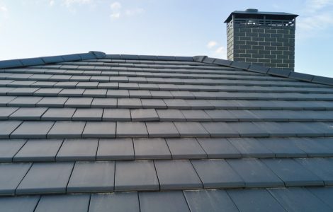 Gros plan sur un toit de maison en bardeaux