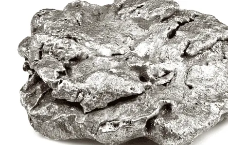 Pépite d'argent chromé sur fond blanc