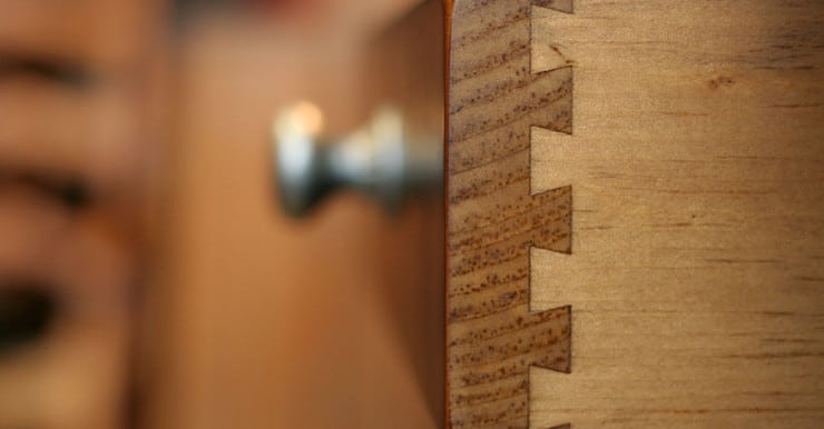 Zoom sur le type d’assemblage d’un tiroir en bois