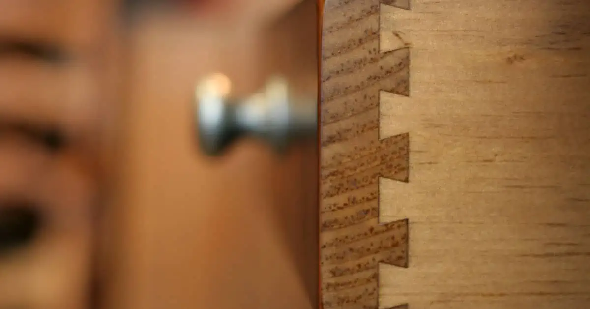 Zoom sur le type d’assemblage d’un tiroir en bois
