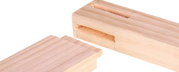 Focus sur deux éléments en bois avec un assemblage à tenon et à mortaise