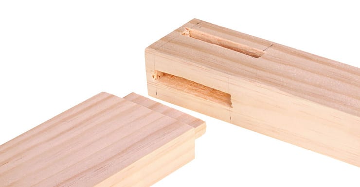 Focus sur deux éléments en bois avec un assemblage à tenon et à mortaise