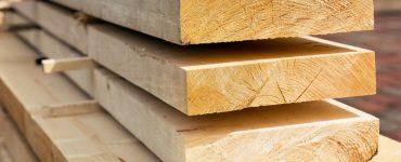 Plusieurs planches en bois les unes sur les autres