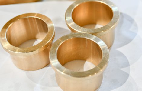 Trois pièces en bronze en forme d'anneau posées sur une surface plane