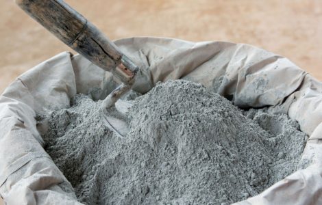 Zoom sur un sac de ciment ouvert avec une truelle