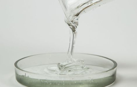 Un liquide transparent qui se déverse dans un récipient en verre