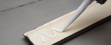 Appliquer de la colle blanche sur un morceau de bois
