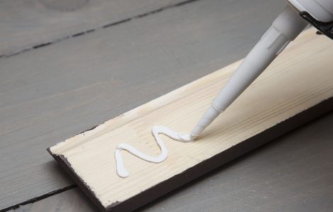 Appliquer de la colle blanche sur un morceau de bois