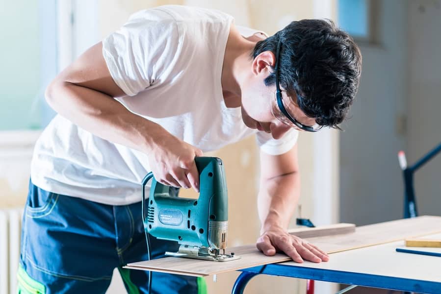 La vitesse est aussi importante que le choix de la lame et tout utilisateur averti qu'il doit l'adapter en fonction du matériau