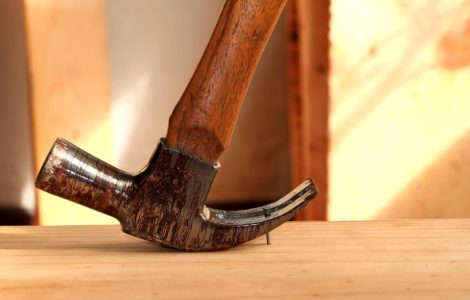 Zoom sur un marteau utilisé pour enlever un clou