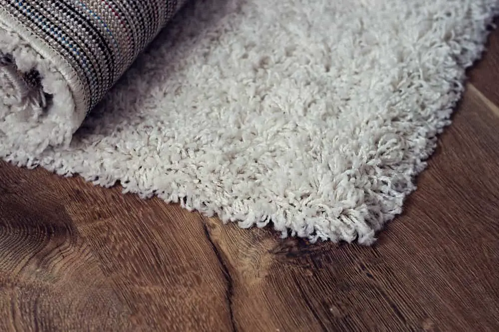 Le tapis, c'est l’accessoire déco parfait pour isoler un plancher qui grince