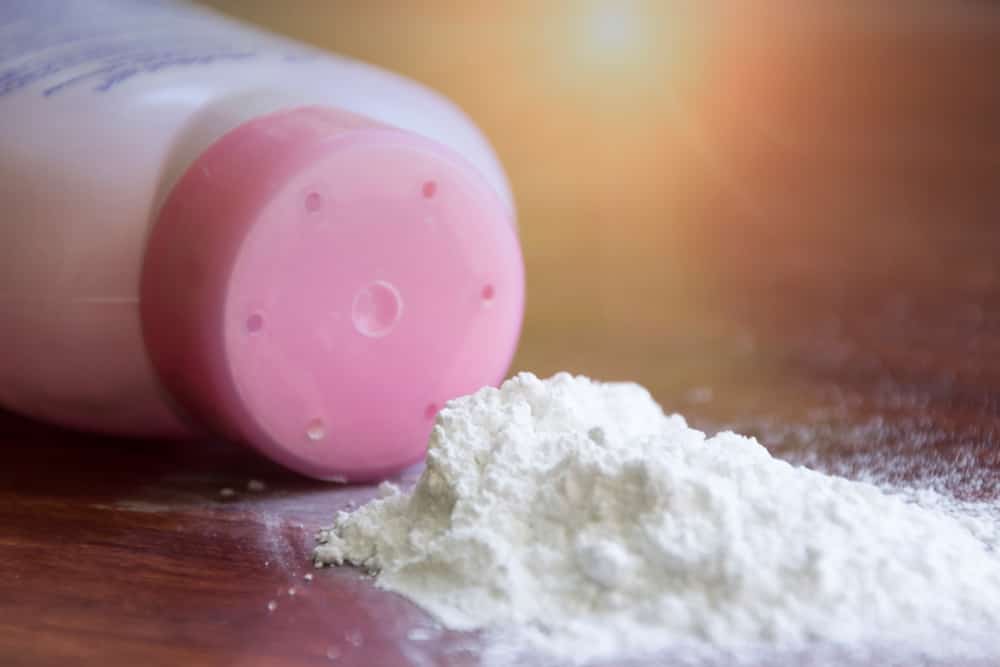 Le talc pourrait bien remédier à votre problème de parquet qui grince