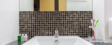 Carreaux de faïence et lavabo blanc