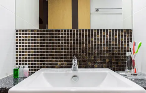 Carreaux de faïence et lavabo blanc