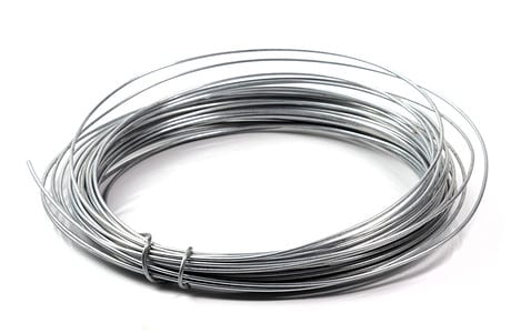 Fil de fer blanc enroulé et attaché