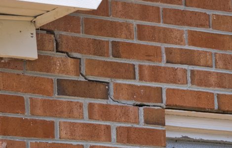 Une fissure dans un mur en briques