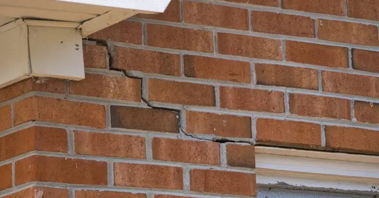 Une fissure dans un mur en briques